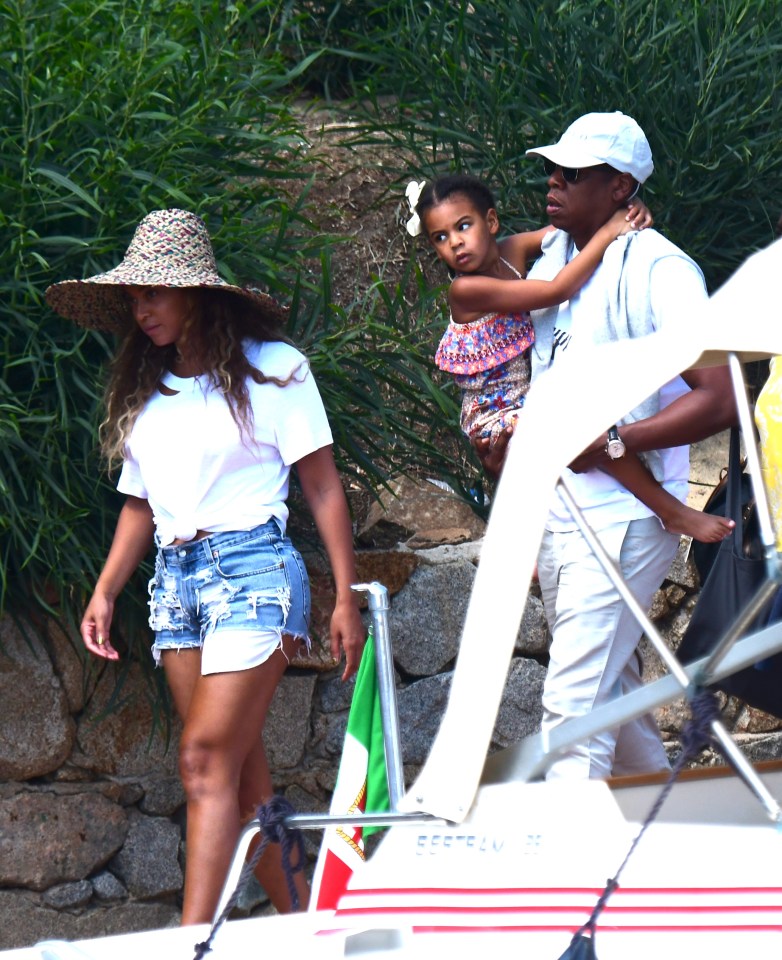 *** NO WEB SUBS ITALY *** Beyonce left Sardinia after a short holiday.