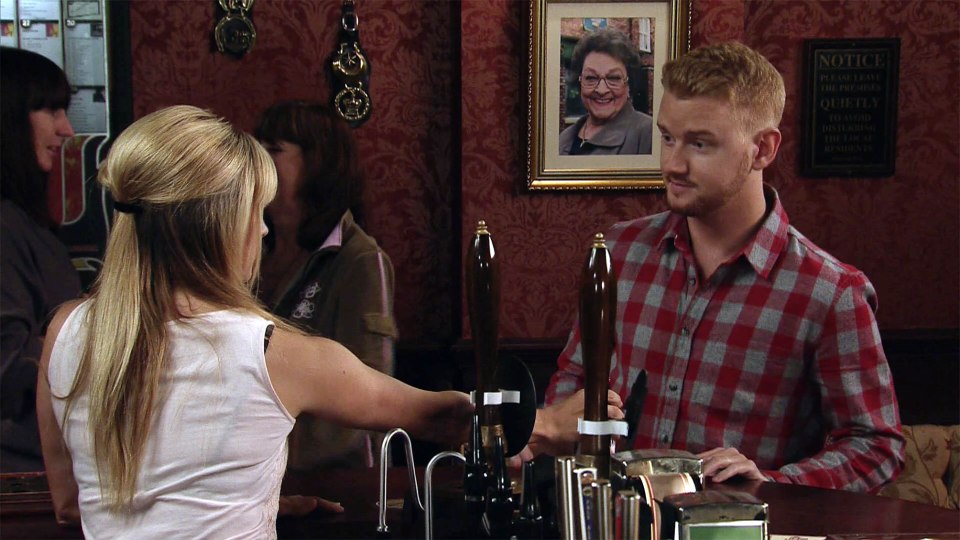 Grateful to Gary Windass for his support Sarah Platt invites him out for a drink. But can the two put their problems aside for the evening and will their date be a success? 