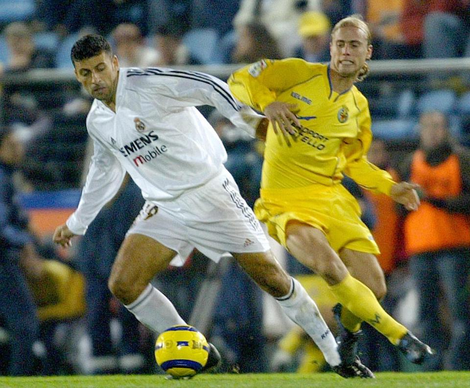 VILLARREAL, SPAIN: Villarreal Argentinian Luciano Figueroa (R) vies with Real Madrid Argentinian Walter Samuel (L) in a Spanish League match in Villarreal 05 December 2004. Madrid and Villarreal tied 0-0. AFP PHOTO/ JOSE JORDAN (Photo credit should read JOSE JORDAN/AFP/Getty Images)