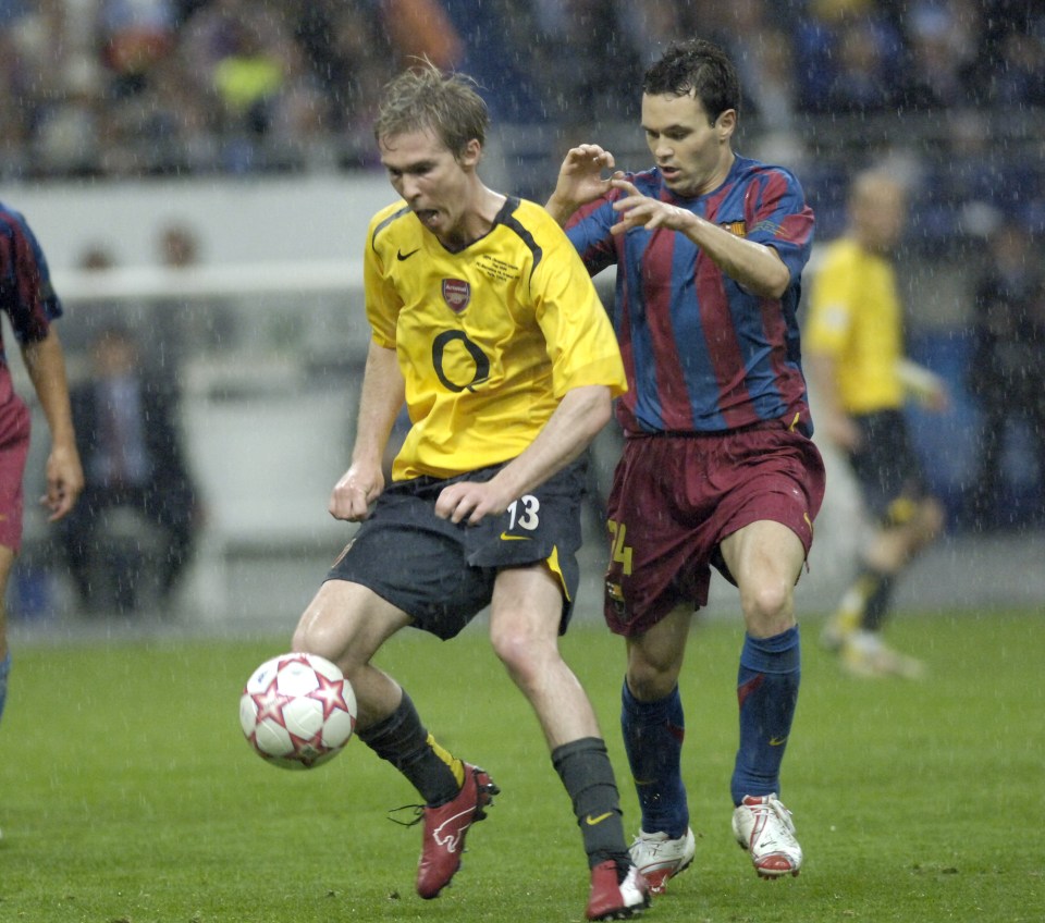 Sport, Football, UEFA Champions League Final, Paris, 17th May 2006, Barcelona 2 v Arsenal 1, Arsenal's Alexander Hleb with Barcelona's Andres Iniesta (Photo by Bob Thomas/Getty Images)