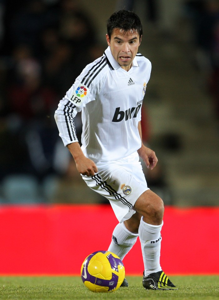 GETAFE, SPAIN - NOVEMBER 29: Javier Saviola of Real Madrid runs with the ball during the La Liga match between Getafe and Real Madrid at the Coliseum Alfonso Perez stadium on November 29, 2008 in Getafe, Spain. Real Madrid lost the match 3-1. (Photo by Jasper Juinen/Getty Images)