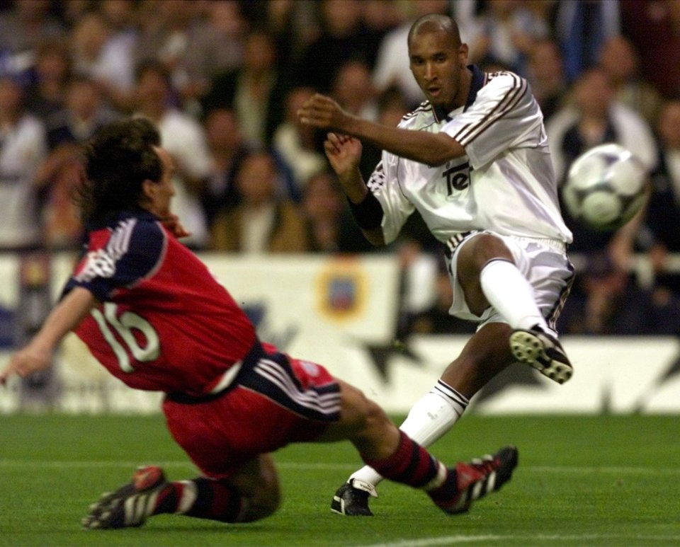 MAD03D:SPORT-SOCCER-CHAMPIONS:MADRID, 3 MAY 00 - Real Madrid's Frenchman Nicolas Anelka (R) scores beside Bayern Munich's Jens Jeremies during their Champions League semifinal first leg at Santiago Bernabeu stadium May 3. sp/Photo by Desmond Boylan REUTERS.