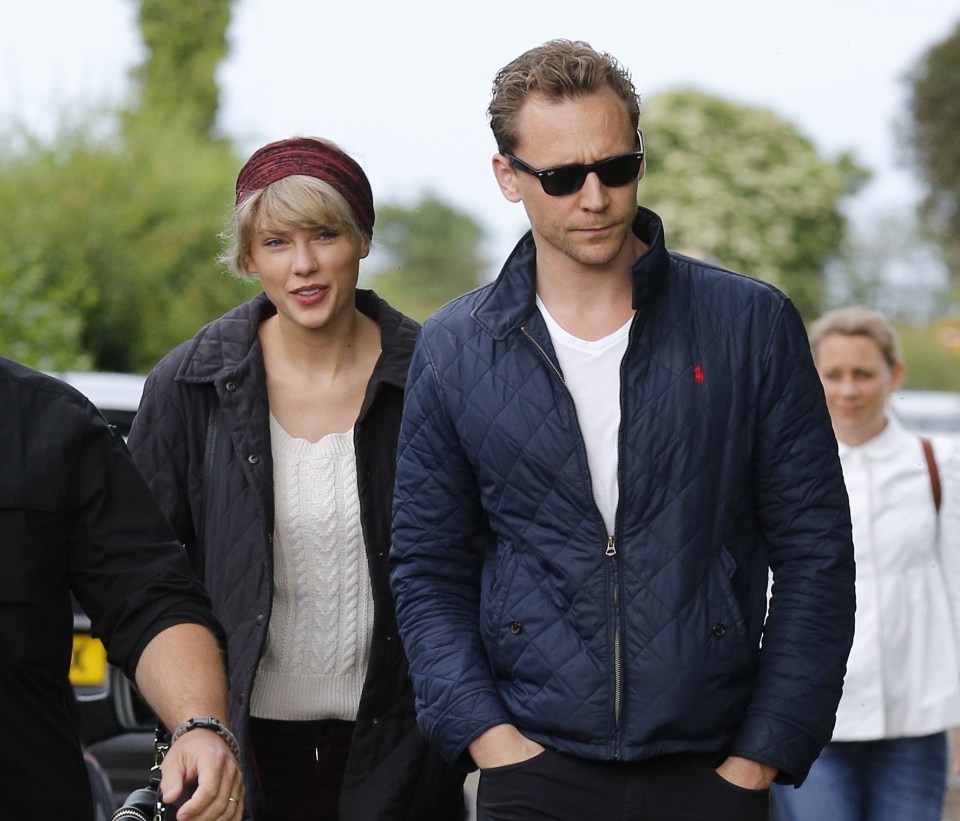 FAMEFLYNET - Tom Hiddleston And Girlfriend Taylor Swift Seen Out with His Family Walking On The Beach In Suffolk