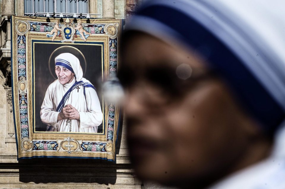 Faithfulls attend the canonization ceremony of Mother Teresa in St. Peter's Square at the Vatican