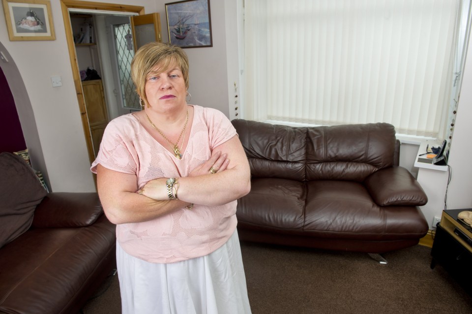 Dogged Anita then paid an independent expert to examine the sofa - and he found it had been "poorly manufactured"