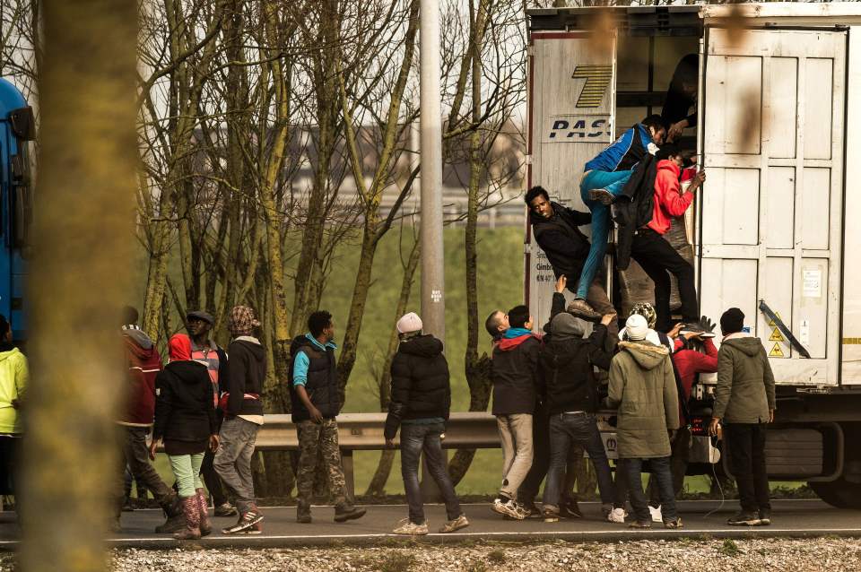 TOPSHOT-FRANCE-GB-IMMIGRATION-REFUGIES-CALAIS-MIGRANTS-REFUGEE