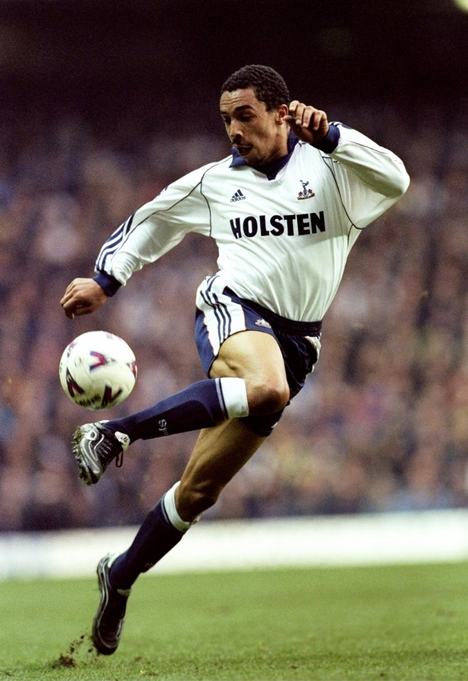 Chris Armstrong playing for Tottenham Hotspurs in 2000