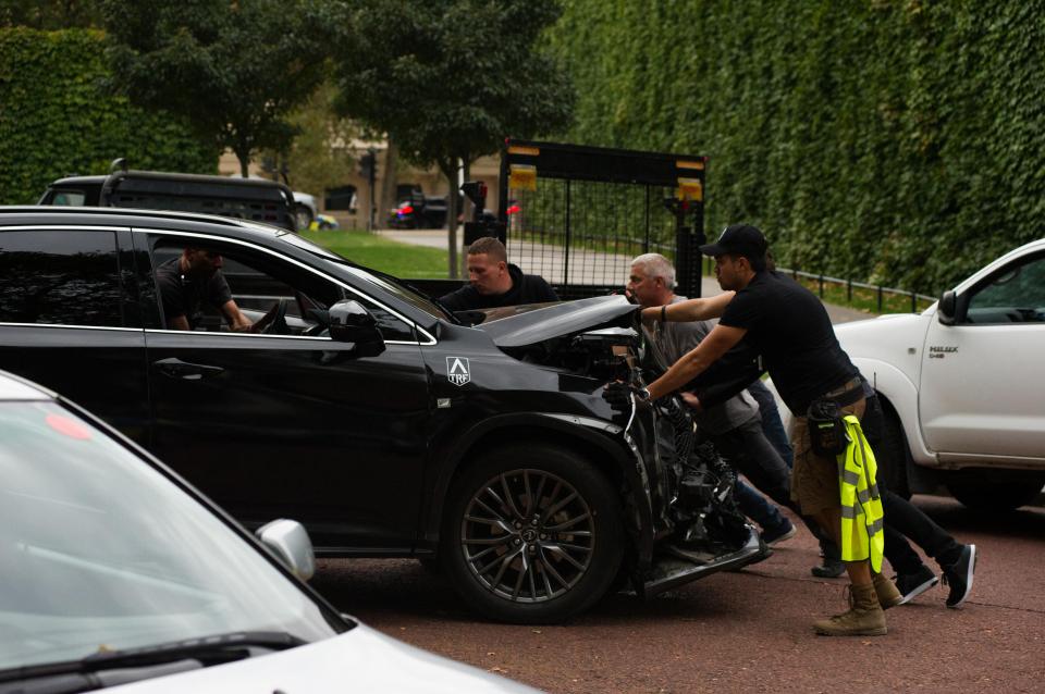 London, England, UK. 24th September 2016. Film crew making a scene for the new Transformers 5 film on Jubiliee Walkway in London outside Buckingham palace. ¿ Andrew Steven Graham/Alamy Live News