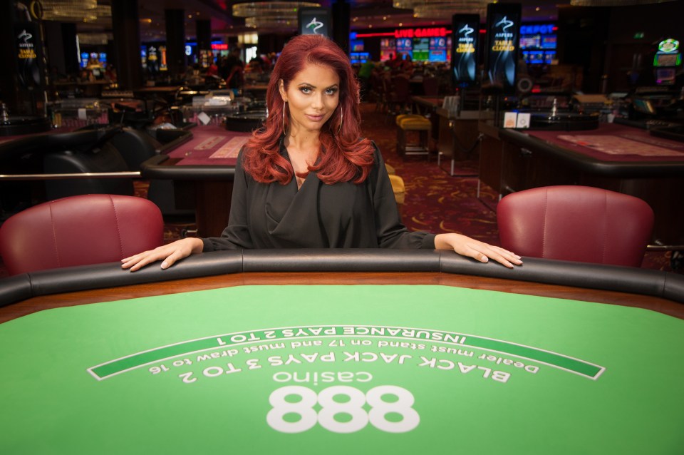 Amy took on Ray Parlour in ‘Electric Blackjack’ with 888Casino