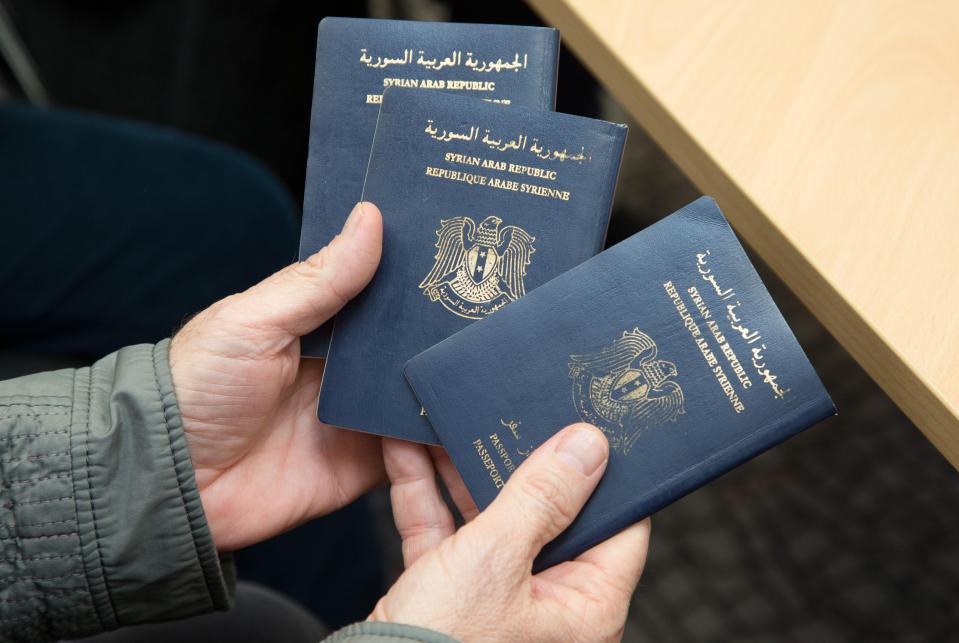 Bielefeld, Germany. 16th Feb, 2016. ILLUSTRATION - Syrian passports are held by a refugee in a branch of Sparkasse bank in Bielefeld, Germany, 16 February 2016. A valid passport is required to open a bank account. The bank has opened its own branch f