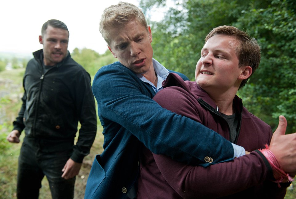 Robert prepares to propose to Aaron but he's stopped in his tracks by Lachlan who is suspicious of his relationship with Rebecca and threatens he will pretend he sexually abused him. Furious Aaron overhears and bundles Lachlan in his boot