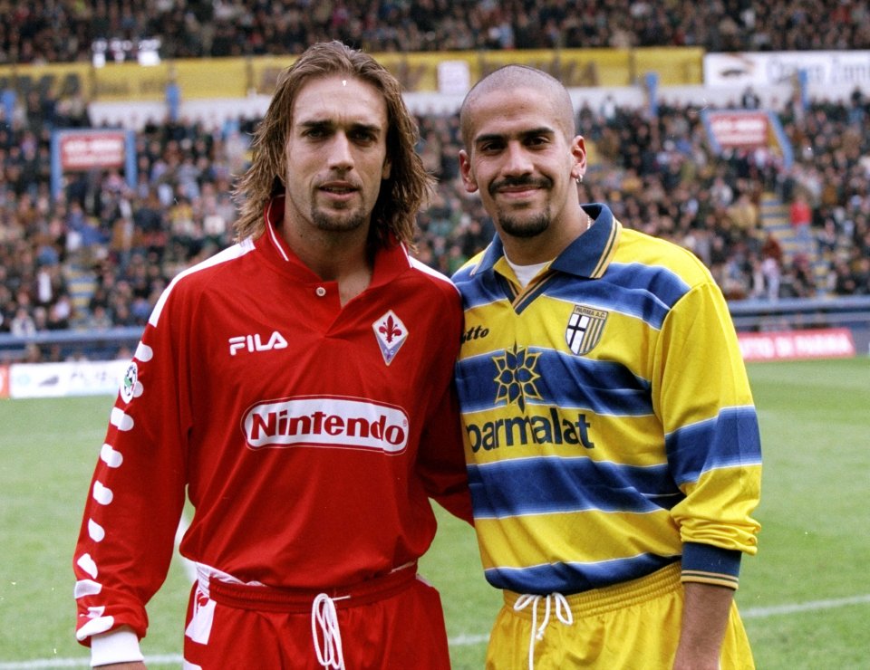 31 Oct 1998: Argentinian internationals Gabriel Batistuta of Fiorentina and Juan Sebastian Veron of Parma before the Italian Serie A match in Parma, Italy. Parma won the game 2-0. Mandatory Credit: Allsport UK /Allsport
