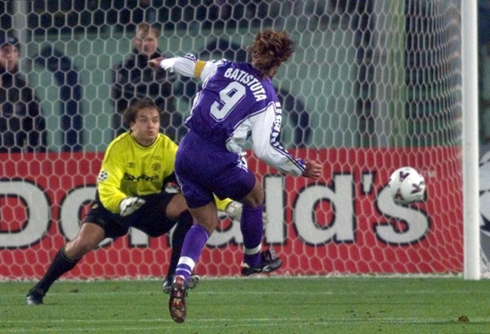 FLORENCE, ITALY: Fiorentina's forward Argentinian Gabriel Batistuta scores a goal despite Manchester United's goalkeeper Australian Mark Bosnich during the Champions' League second round match between Fiorentina/Manchester United, 23 November 1999 in Florence. (ELECTRONIC IMAGE) (Photo credit should read GABRIEL BOUYS/AFP/Getty Images)