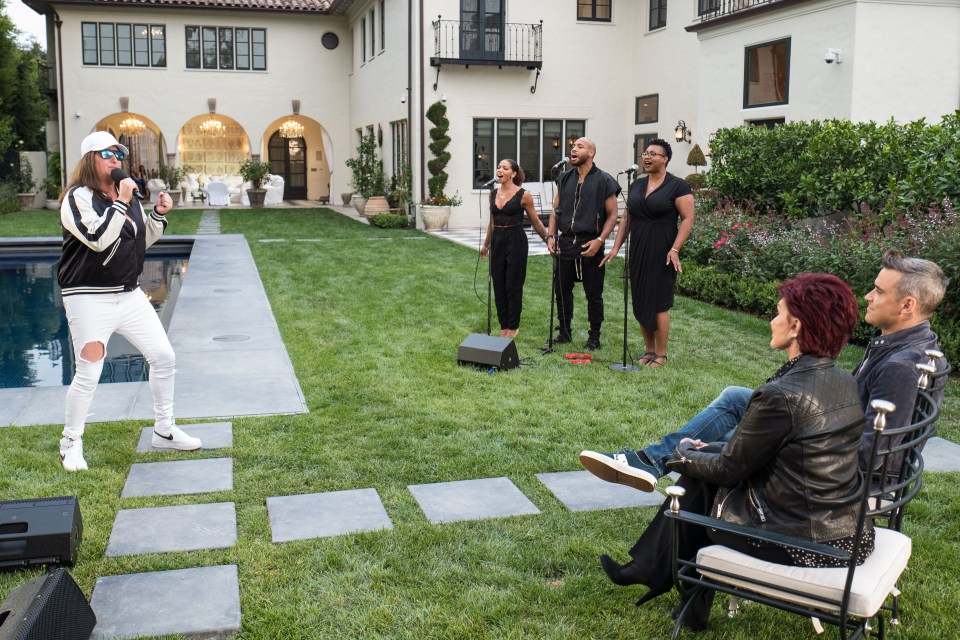 X-Factor contestants are seen at Sharon's house during the Judges Houses stage of the 2016 show.