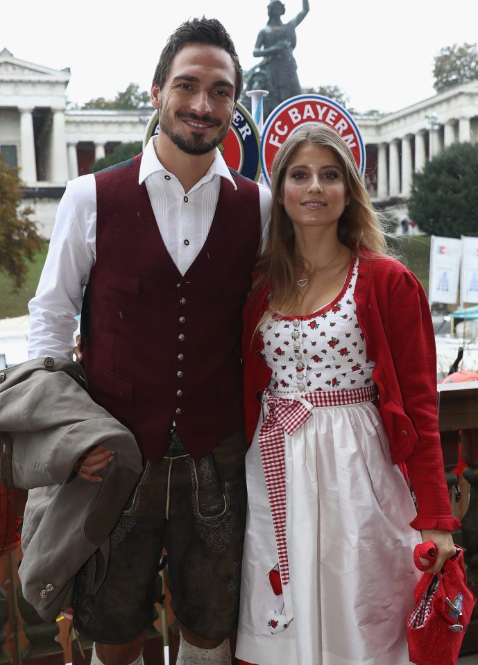 Mats Hummels enjoys the day with his partner