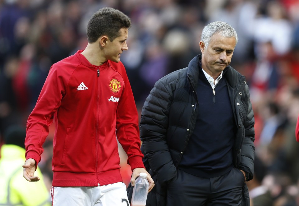 Ander Herrera is a spitting image of the fourth official