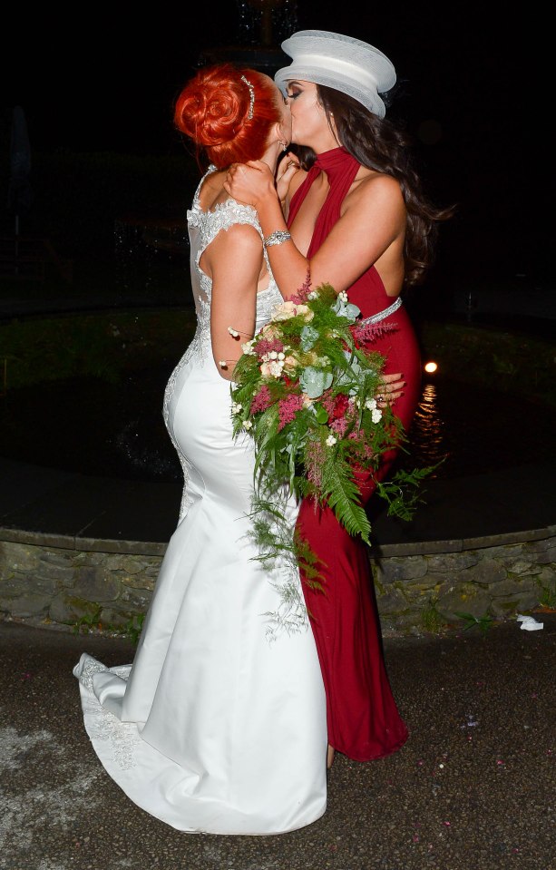 She puckered up to the bride