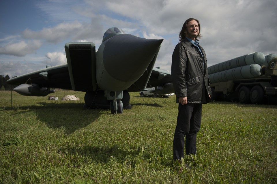 Russian army purchases balloon military vehicles to fool the West