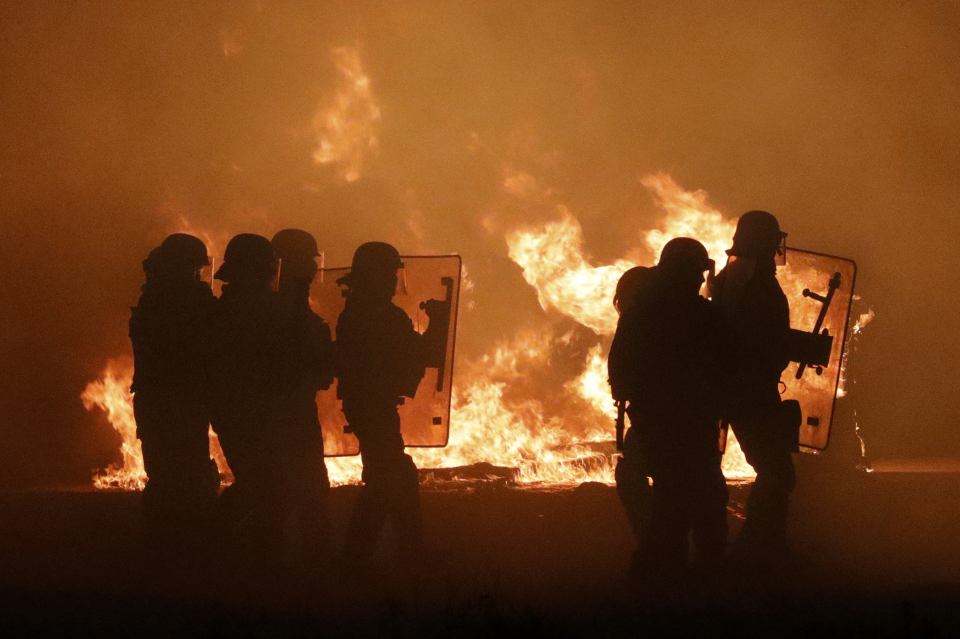 Clash at Calais migrant camp 