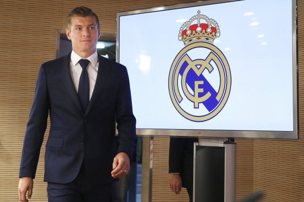 epa05583611 Real Madrid's German midfielder Toni Kroos arrives for a press conference to announce the extension of his contract with the Spanish Primera Division soccer club in Madrid, Spain, 13 October 2016. Real Madrid reached an agreement with Kroos to extend his contract until 30 June 2022. EPA/MARISCAL
