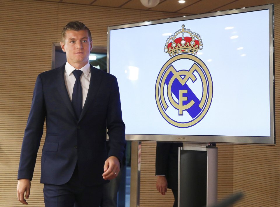 epa05583611 Real Madrid's German midfielder Toni Kroos arrives for a press conference to announce the extension of his contract with the Spanish Primera Division soccer club in Madrid, Spain, 13 October 2016. Real Madrid reached an agreement with Kroos to extend his contract until 30 June 2022. EPA/MARISCAL