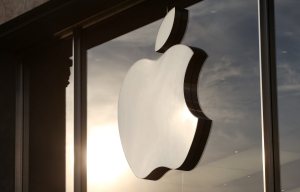 Apple will join forces with arch-enemy Samsung to build iPhone 8, rumours suggest