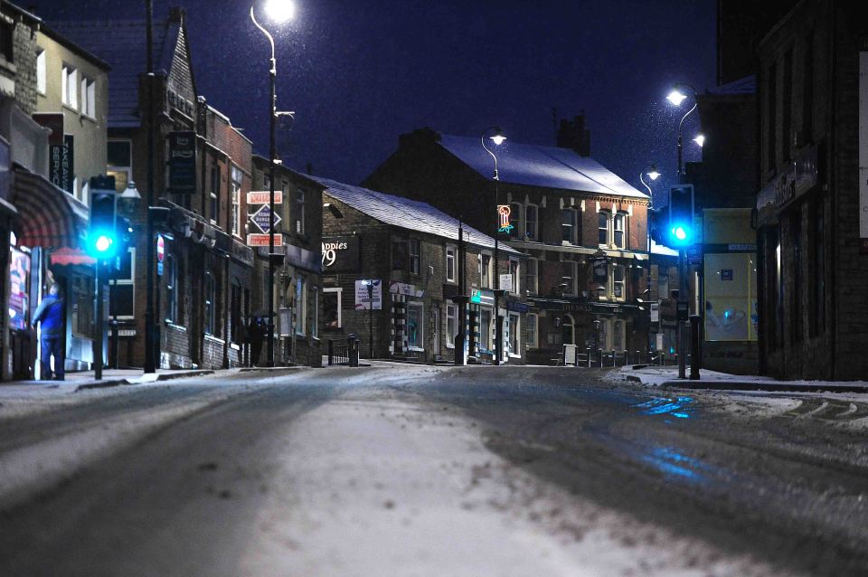Thundersnow left a carpeting of white across Oldham, Greater Manchester this morning