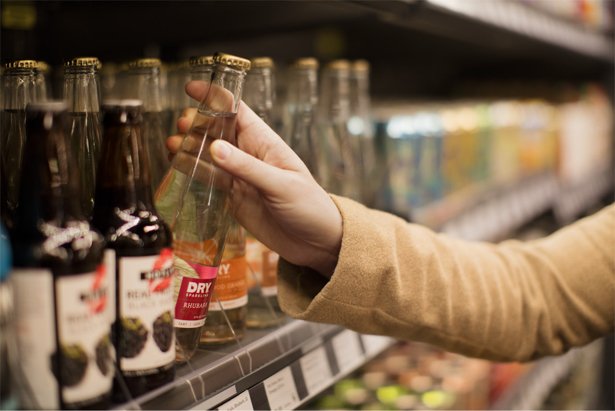 This lady might look like a shoplifter, but she's actually using revolutionary tech to pick up good without paying a cashier