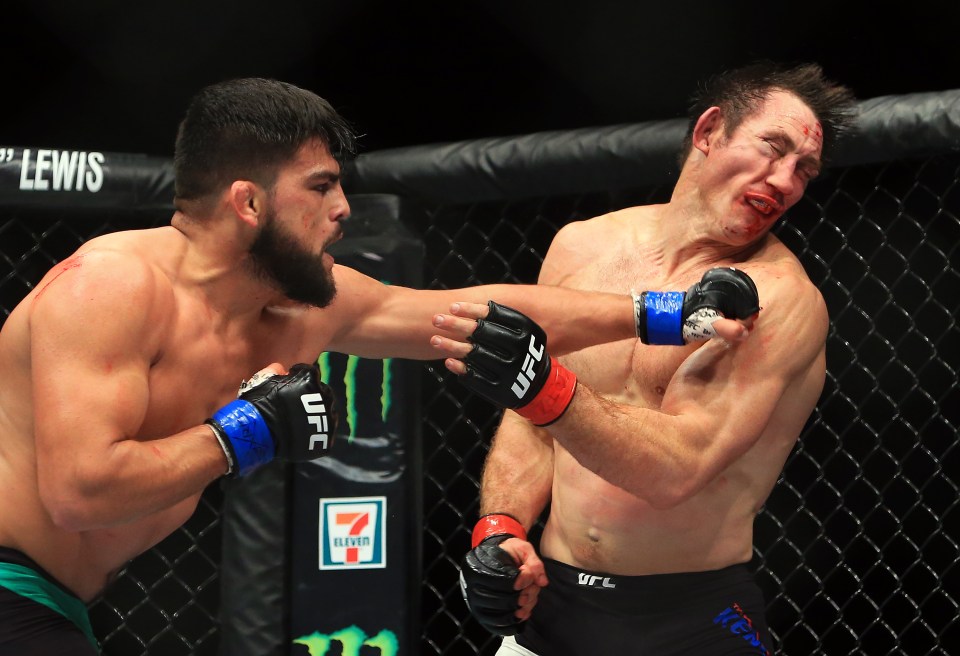 TORONTO, ON - DECEMBER 10: Kelvin Gastelum (L) of the United States fights Tim Kennedy (R) of the United States in their Middleweight bout during the UFC 206 event at Air Canada Centre on December 10, 2016 in Toronto, Canada. (Photo by Vaughn Ridley/Getty Images)