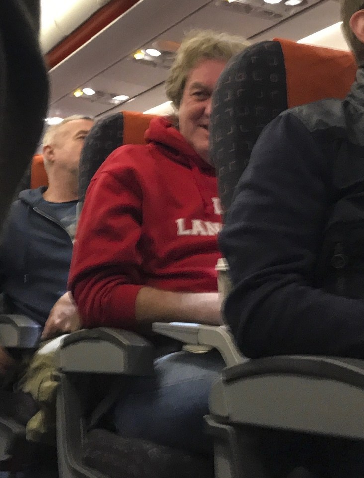 Smile high club ... but May doesn't seem to let his surroundings get him down