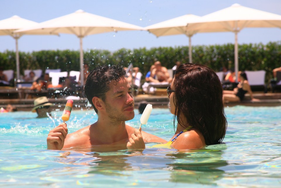 The duo looked like the perfect couple as they cooled down with ice lollies
