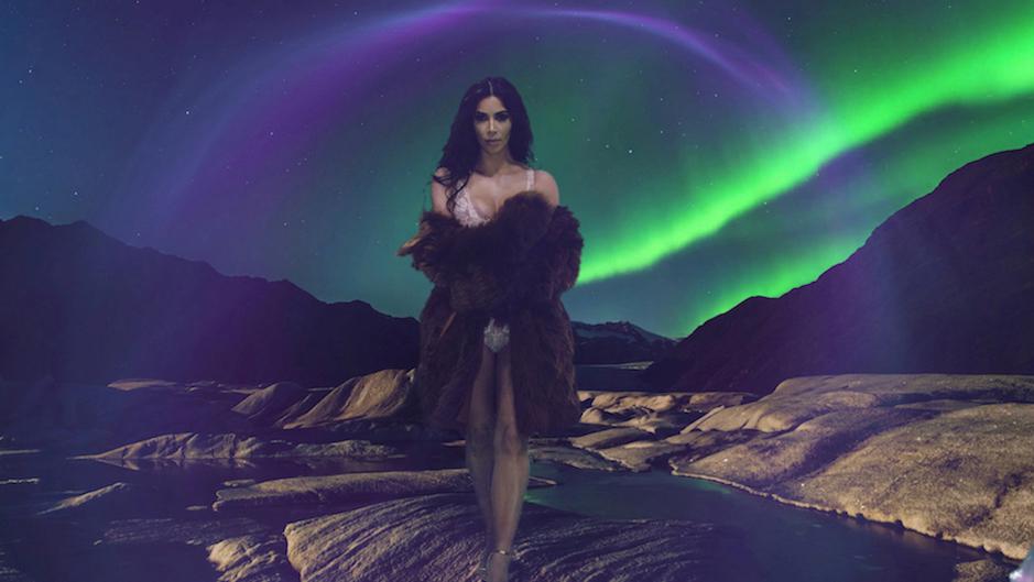  Aurora phwoarialis ... Kim Kardashian checks out the Northern lights