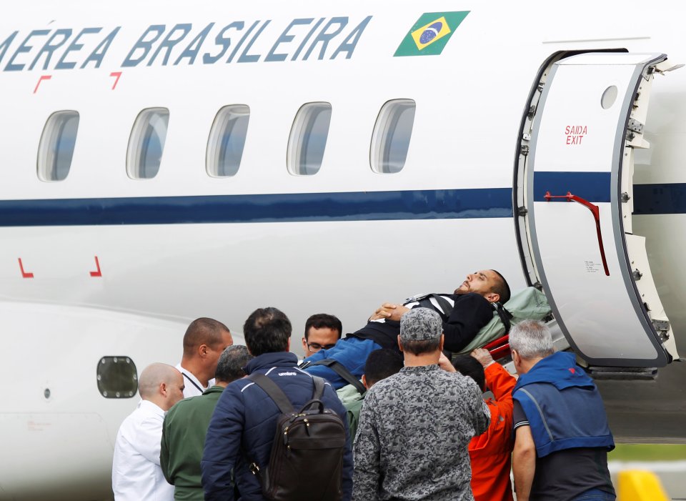 A stretcher carrier Ruschel onto the Brazilian air force plane