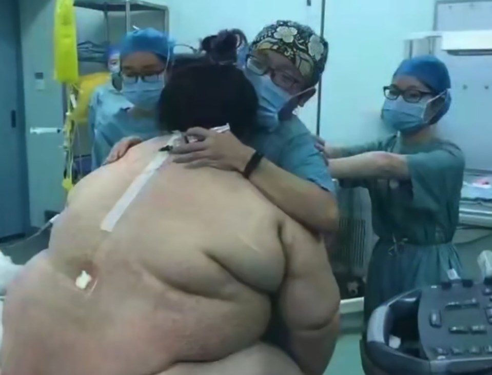 Sixteen doctors and nurses were called in to help a 22-stone Chinese woman give birth to her baby girl