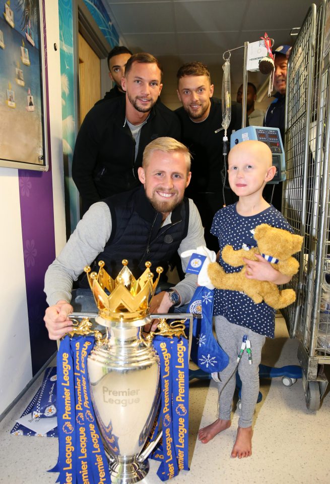  Kasper Schmeichel and co make sure the young patient has a picture with the Premier League trophy