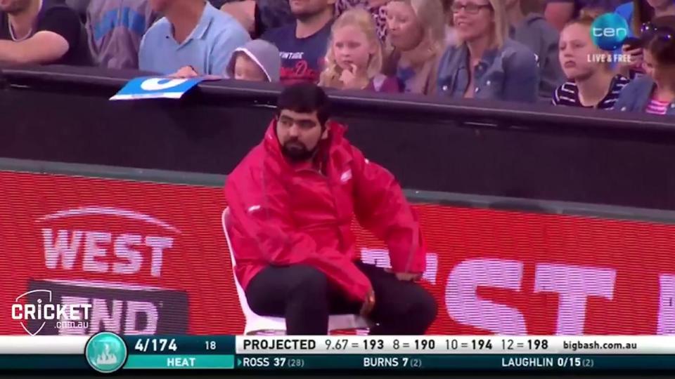 Staff member at the Adelaide Oval barely bats an eyelash despite stunning take