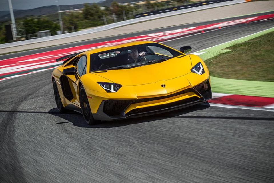  Light-weight... 50kg lighter than the standard Aventador