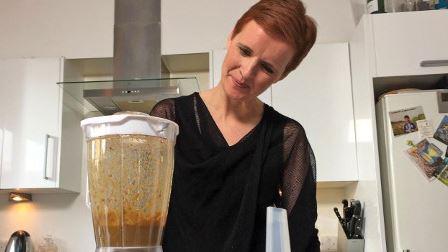  Late in the show, Dr Pixie tries out making a poo transplant solution using a blender
