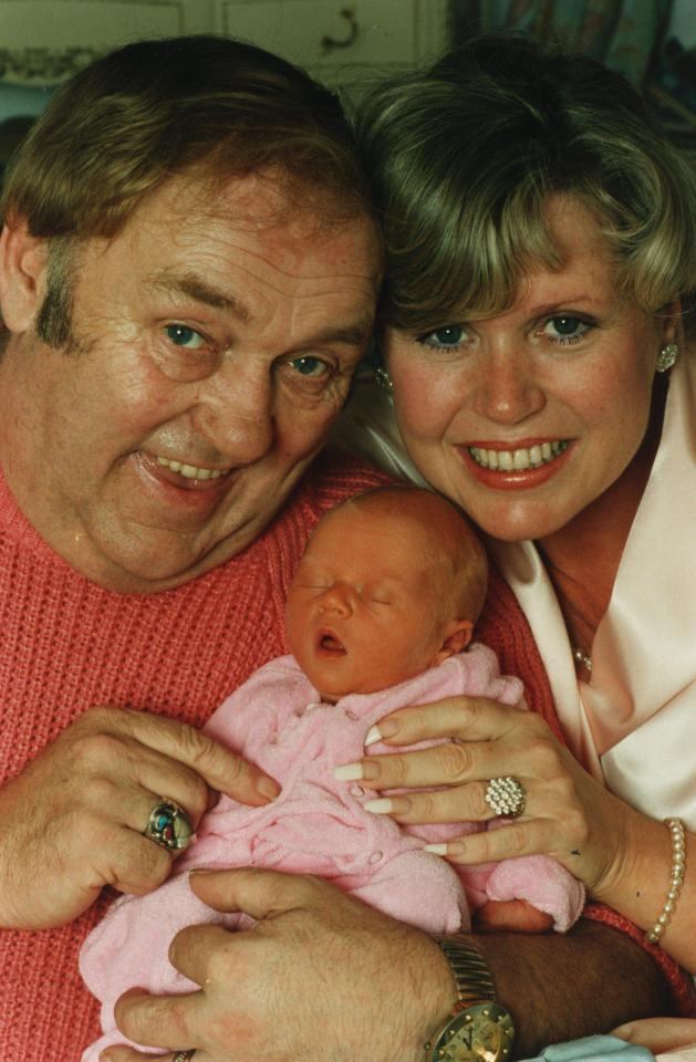  Les tragically died when Charlotte was just eight months old