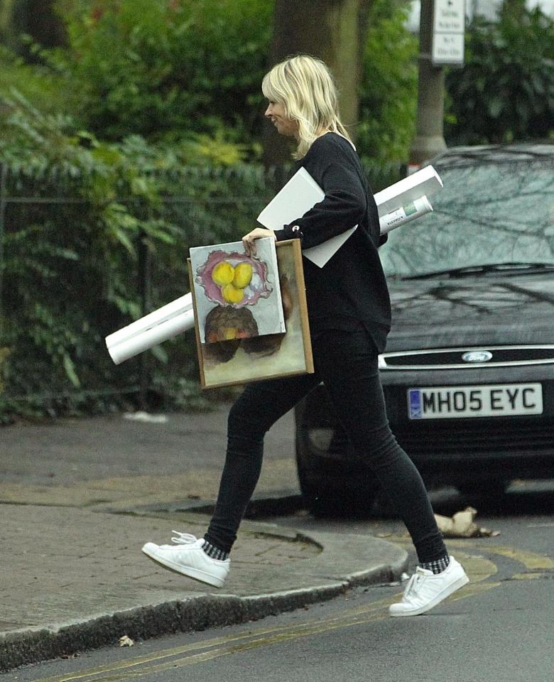  Zoe helped carry things into the house