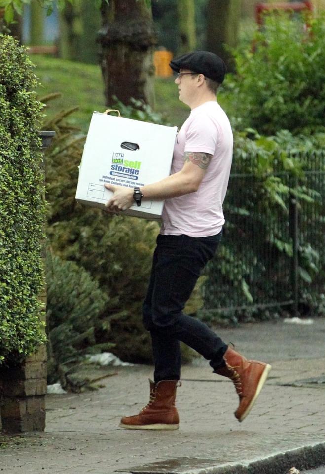  Billy must have appreciated his girlfriend's help on moving day