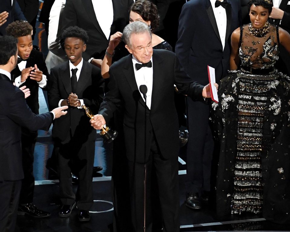  Warren Beatty was left red-faced after reading out the wrong card for the Best Picture gong