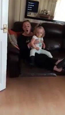  Kerrie can be seen singing her heart out as she sits with her daughter on the couch