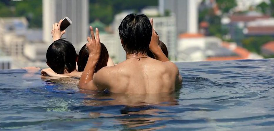 Hotel guests can frequently be spotted on the pool edge taking pictures of the view 