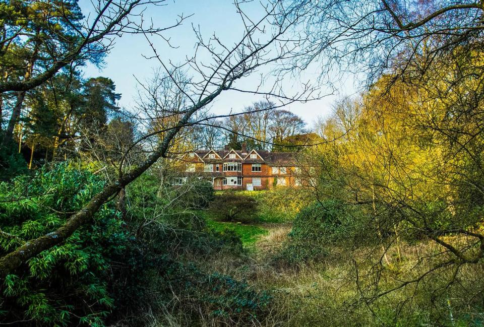  During the ten years the family lived there they were visited by many famous authors including Peter Pan JM Barrie and Bram Stoker, who wrote Dracula