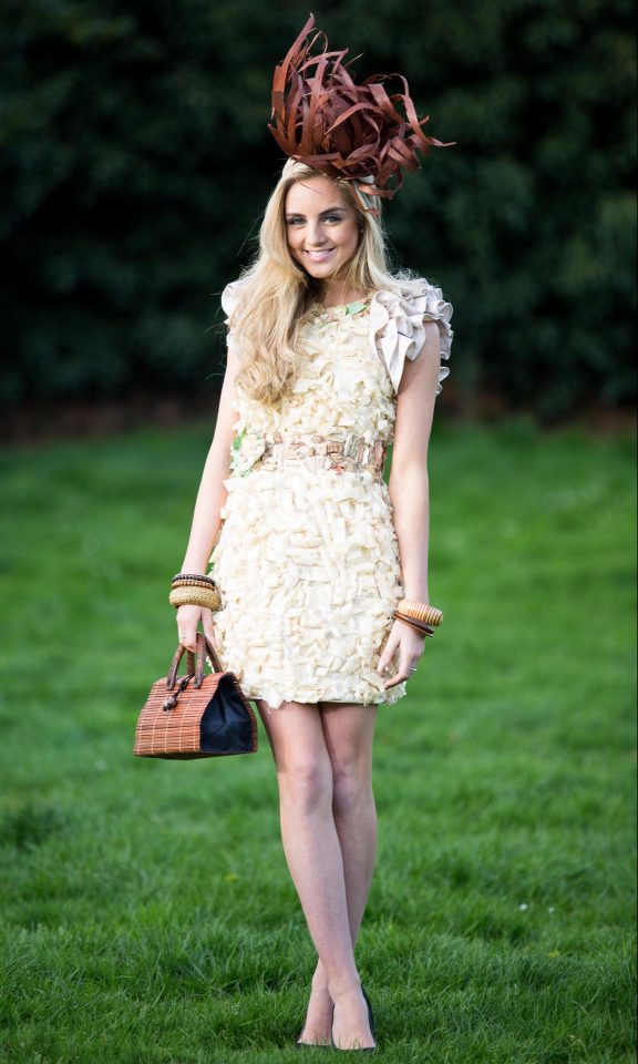  A huge fascinator, also constructed from wood shavings, and a clutch bag, made from tiny splinters, completed the look