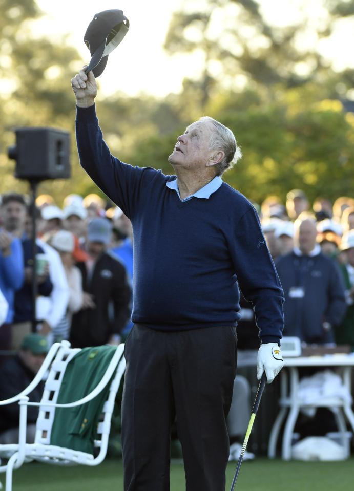  Jack Nicklaus raises his cap to the skies in honour of Arnold Palmer