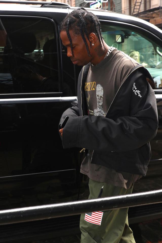  Travis kept a low profile as he left the hotel
