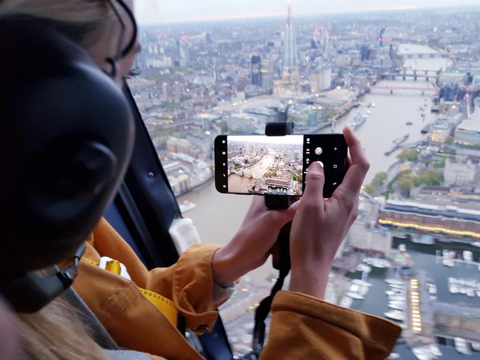  The London Bridge looks just like the real thing on the crystal clear Samsung S8 infinity screen