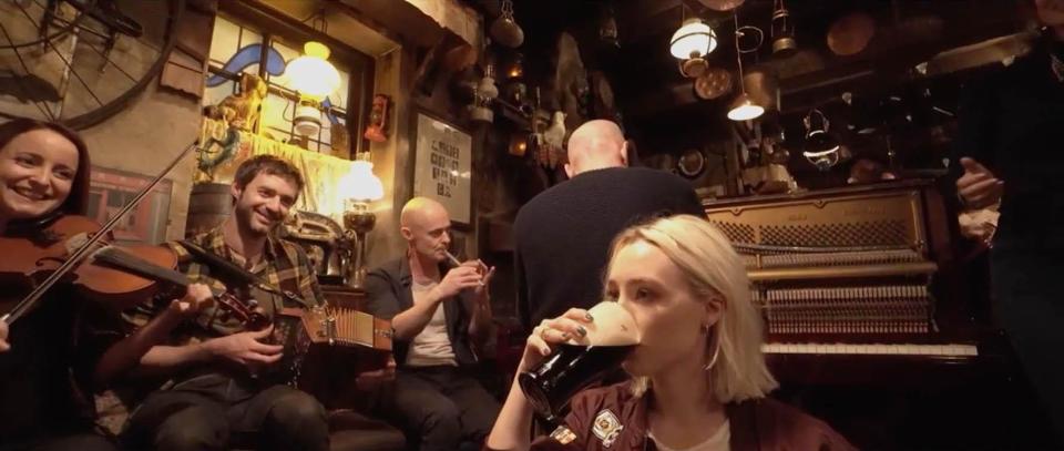  It wouldn't be an Irish night out without Guinness and fiddles